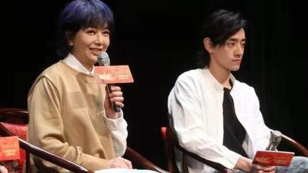 卫衣 江珊53岁不服老！顶“电光紫”短发穿独袖卫衣，简直比00后还新潮