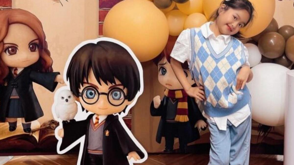 包文婧|包贝尔夫妇给女儿庆生，饺子五官长开像包文婧，场景布置豪华梦幻