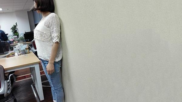 便秘|女性做一个动作站着就能瘦，还能防便秘、调整骨骼？你会做吗？