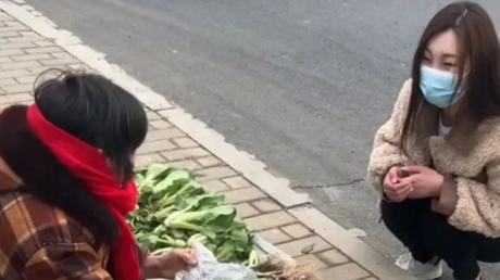 艾曼纽·贝阿|本以为陈亚男“改邪归正”了，谁知卖菜大姐是她二姨，视频已删除