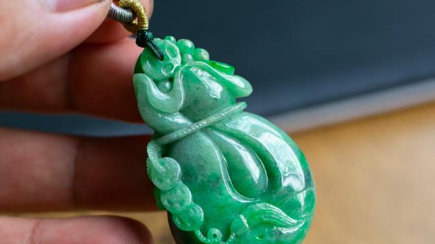 翡翠|新手买到喜欢的翡翠，主要是对它不够了解，不知道怎么鉴定价格