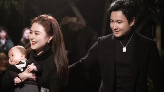 杨超越|沈腾陪岳母练瑜伽，自嘲穿紧身女装没尊严，做高难度动作逗笑教练