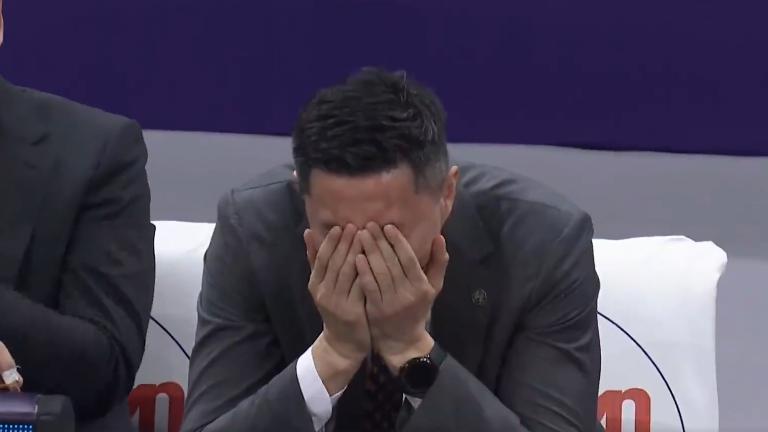 杜锋|疆粤大战！徐杰低级失误，杜锋捂眼不忍直视，叉腰训斥全队