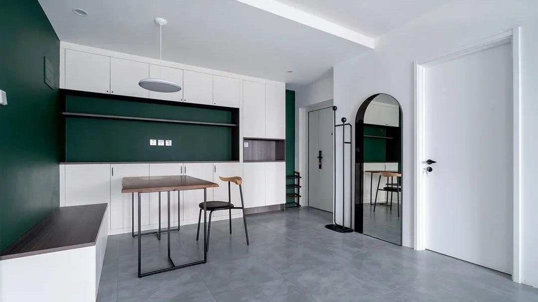 走进她家，就被简约干净的氛围吸引，室内清爽明亮，生活非常幸福