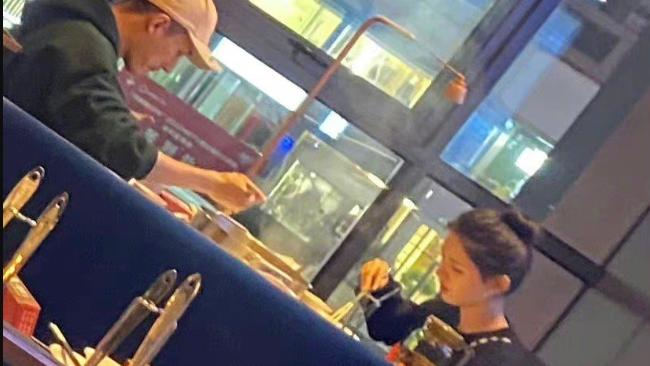 张予曦|刘学义张予曦恋情再添实锤？男方剧组探班张予曦，聚餐还帮忙剥虾