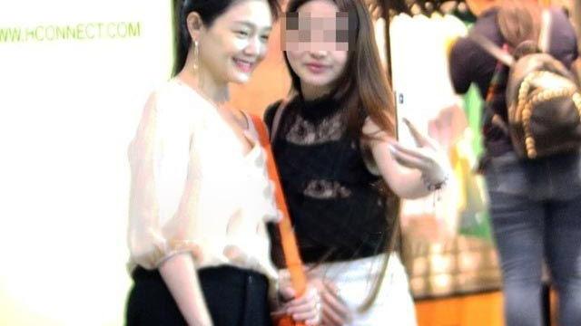 大S|大S瘦了之后变漂亮，穿黄裙打扮稚嫩有少女感，这颜值在人群里出挑！