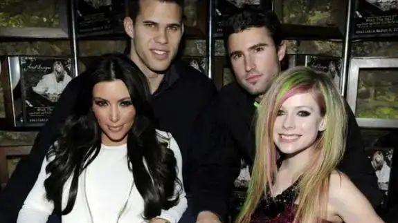 金·卡戴珊|金·卡戴珊泳池自拍，41岁身材仍傲人，马甲线抢眼