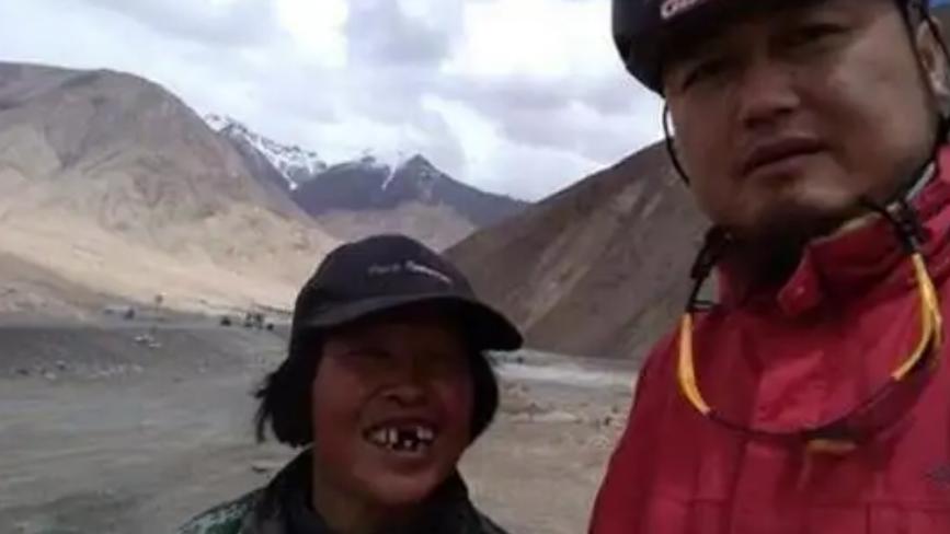 昆仑山脉|昆仑女神杨丽：独守新藏线20年，路人路过会合影，军车路过会敬礼