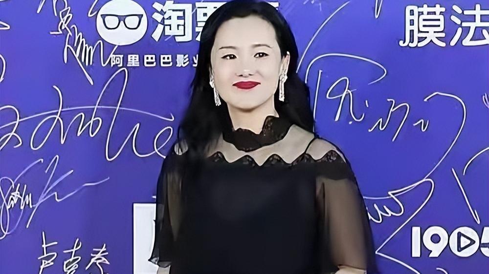 排毒 年过半百的咏梅魅力丝毫不差，穿黑裙涂红唇好娇艳，气质还那么好