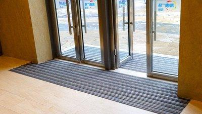 门口除了放地垫，还能放什么？这种做法虽然少见，但很实用！