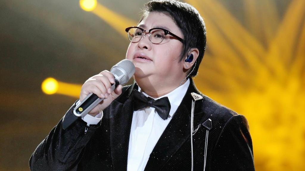 董卿|99年缆车坠落后的幸存儿，韩红创作《天亮了》并收养他，现在咋样