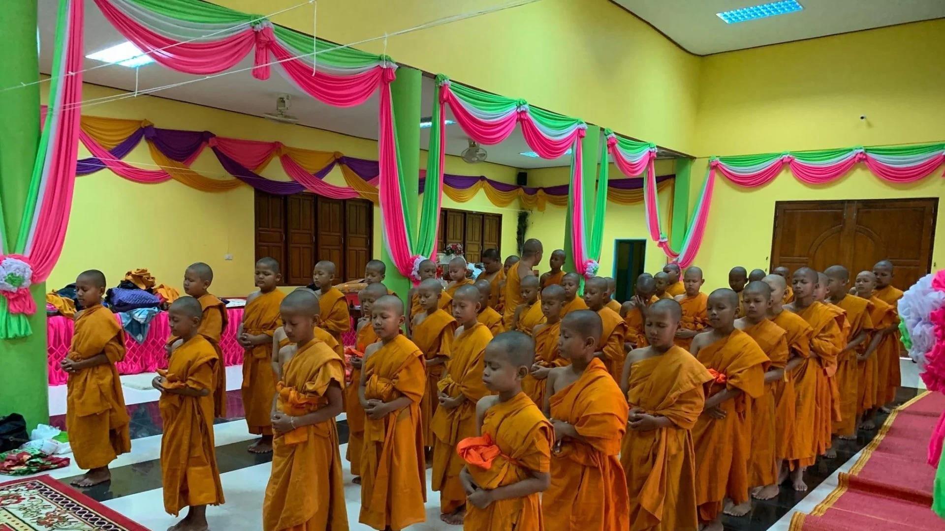 泰国洛坤府30多名小孩自愿出家为公主祈福诵经