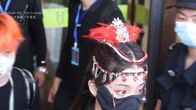 鞠婧祎|绝艳双姝！欧阳娜娜萌探新路透造型引热议，意外撞上鞠婧祎并未输