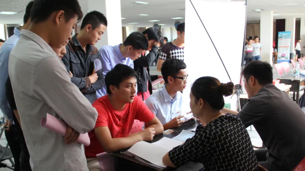 招聘|“茅台集团”公开招聘，最高年薪30万，六险二金还有望“分房”