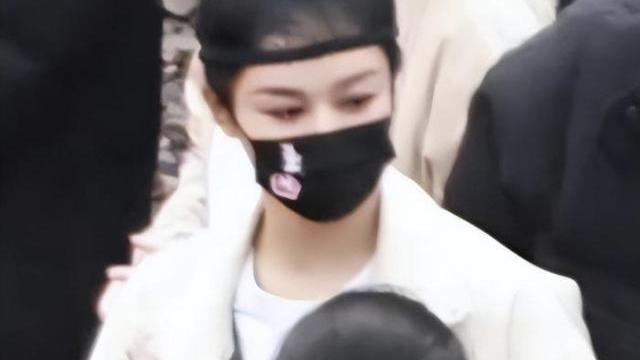 杨紫|排场大？杨紫新剧路透曝光疑耍大牌，4个助理忙背包搀扶打伞提裙摆