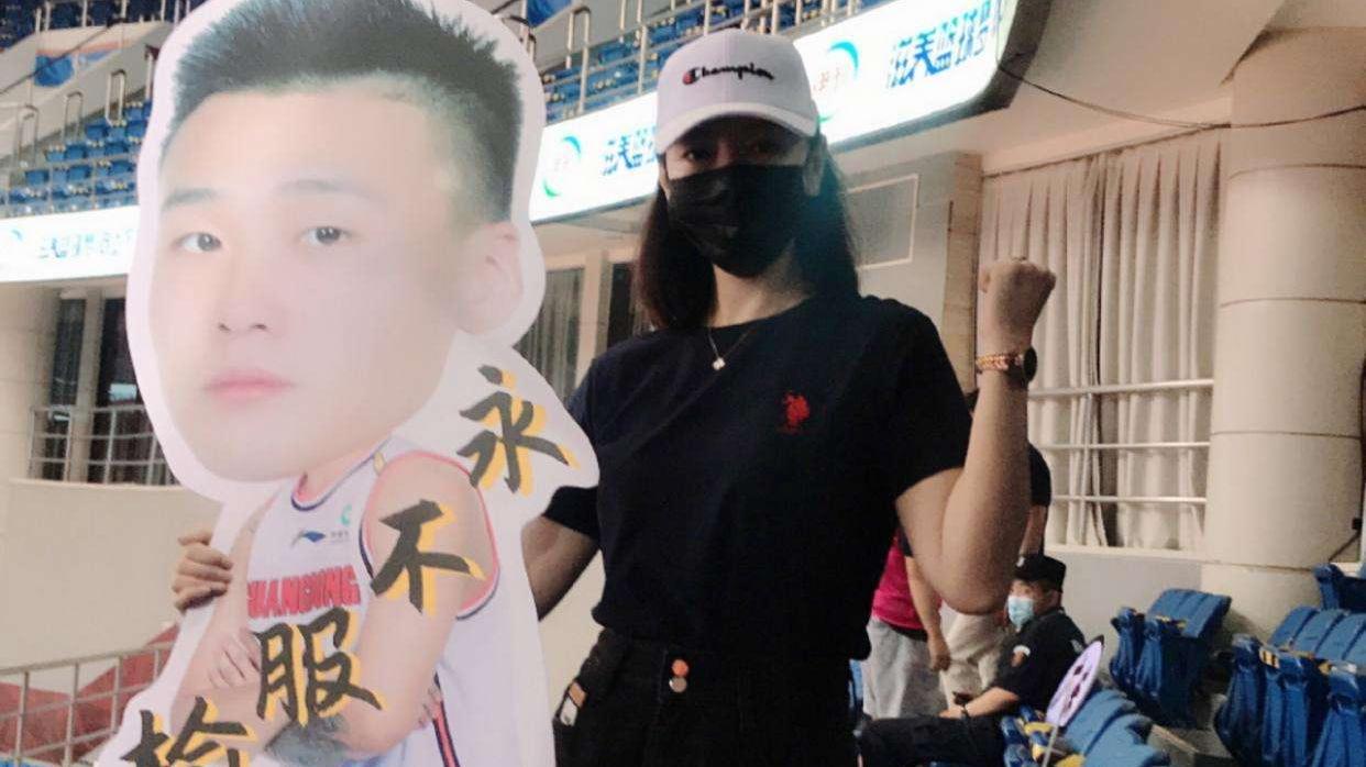 胡明轩|CBA胡明轩母亲成网红，穿着打扮如少女 是杜锋的好友 比老公小15岁
