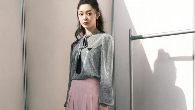 江苏省|宋轶新造型美到不敢认，衬衣配百褶裙少女感爆棚，职场女性别错过