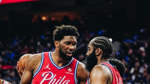 詹姆斯·哈登|NBA又一组三巨头？27分 +26分+25分 哈登恩比德不寂寞 小将成帮手