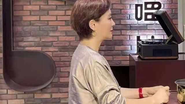 穿衣搭配 李玲玉穿中国风服饰好文艺，粉紫色长裙也不俗气，短发看着挺清爽