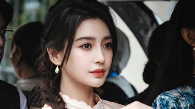 赵今麦|Baby不愧是颜霸！新路透穿紧身开叉旗袍美成民国小娇妻，离婚后绝美