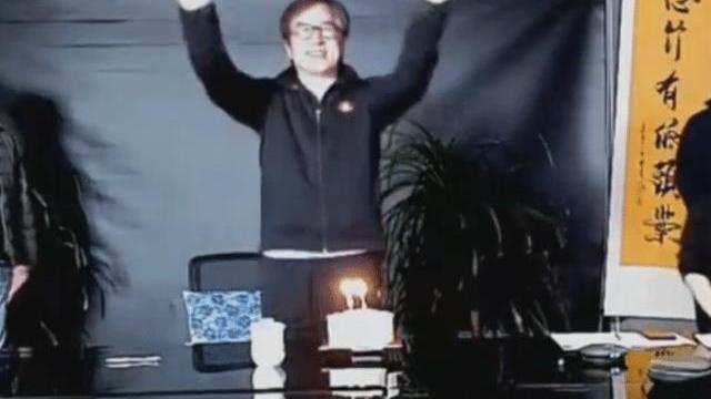 成龙|68岁成龙近况曝光，在剧组庆生，脸部皮肤松弛身形消瘦