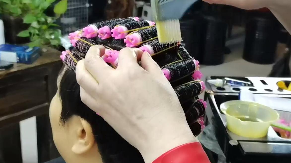 短发|脸圆发质又细软的中老年女士，短发这样烫时尚减龄又洋气，超好看