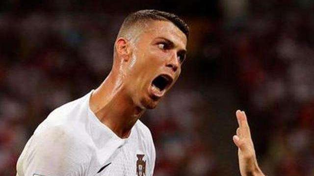 梅西|摔手机情非得已？CR7铁粉：梅西总无视C罗，这是精神攻击+足坛冷暴力