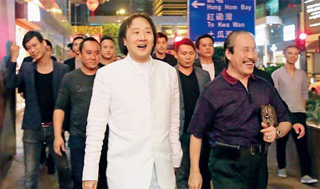 上海市|“上海仔”郭永鸿64岁生日！穿中山装老态尽显，两位前坐馆现身