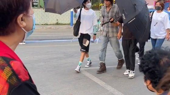 言承旭|言承旭在海南万宁拍戏，大热天还穿着长筒靴子，“中学时的偶像”