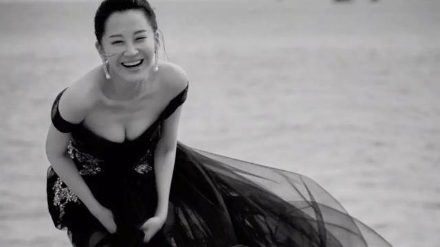 许晴|难怪许晴被称“京圈公主”，V礼服显傲人的身材，甜美气质尽收眼底！