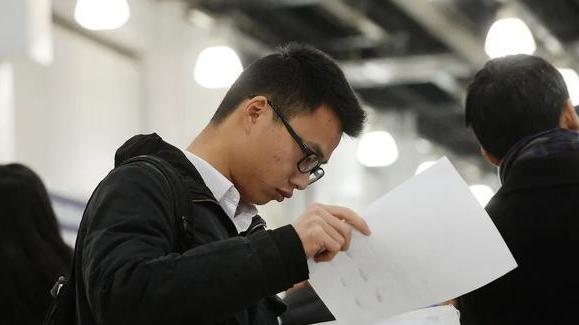 应届生|“不想当背锅侠”，应届生与编制岗位失之交臂，只因爷爷犯了错