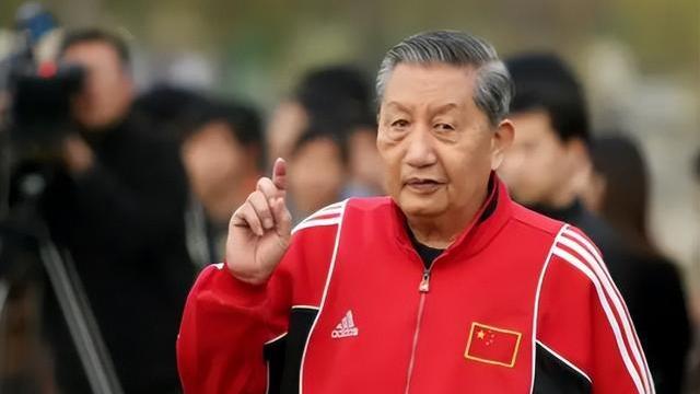 巴塞罗那|中国足坛迎噩耗！93岁足坛名宿功勋离世，曾是最年轻的国足主帅