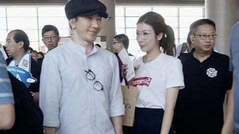 刘谦|刘谦罕见带娇妻走机场，小娇妻学院风打扮好嫩，像个小姑娘