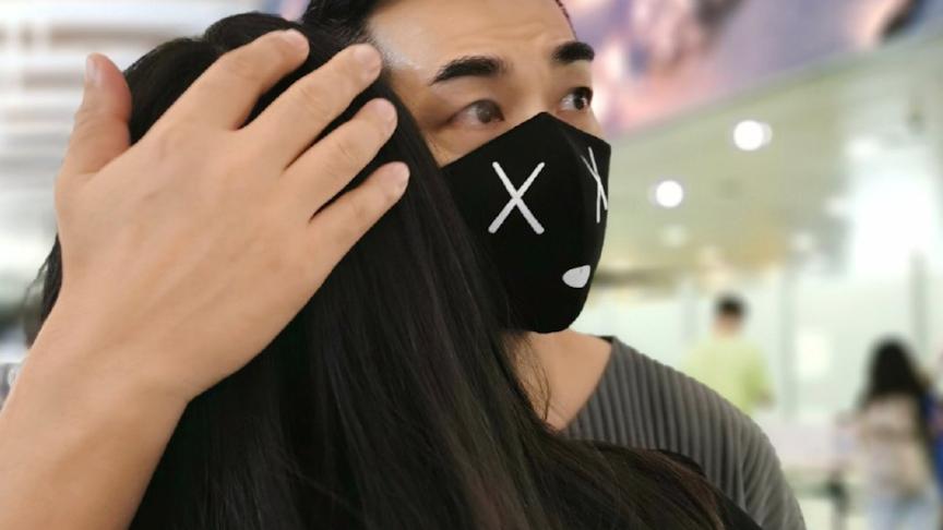 赵文卓|赵文卓带全家海边度假！妻子皮肤白气质佳，15岁的玫瑰白嫩长腿抢镜