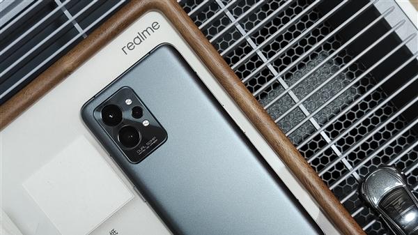 刘海屏|真我GT2系列登场，高端配置+匠心设计？