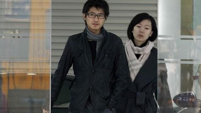 穿衣搭配|韩寒妻子长得挺清纯的，短大衣配白围巾，气质随性看着挺低调