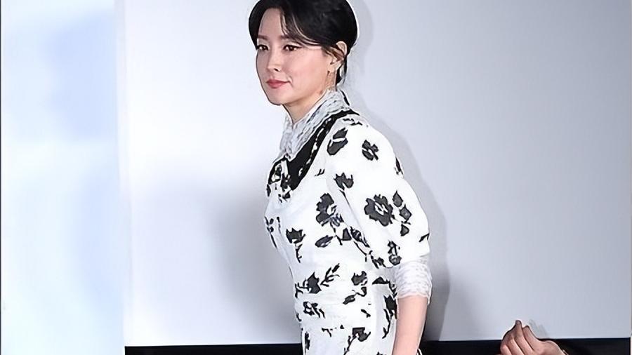 李英爱|《大长今》李英爱依旧优雅，身穿黑白印花裙，感觉岁月没留下痕迹