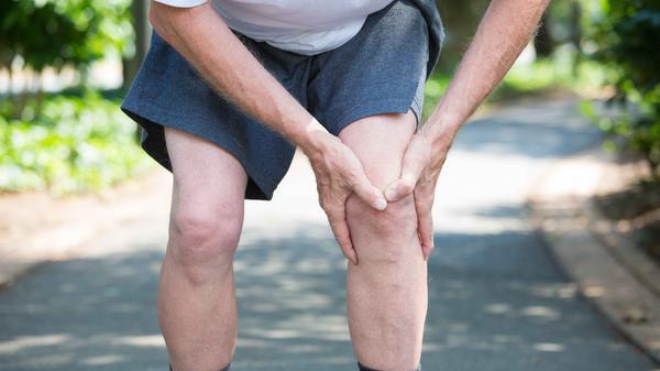 医学|走路久了为何膝盖会痛？医生：多半与3个因素有关，需及时就医