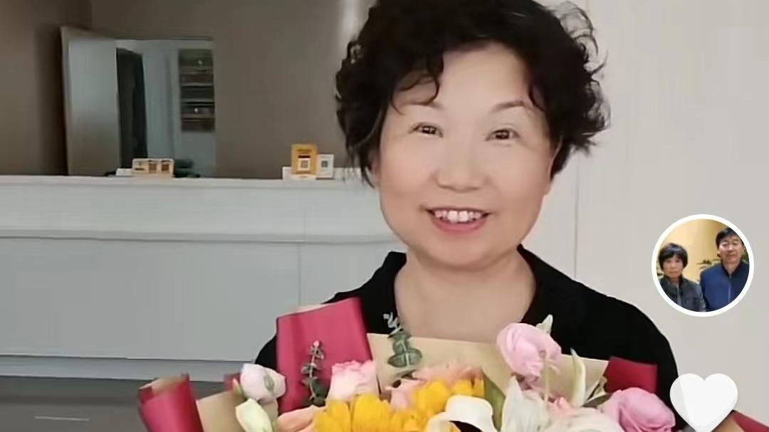 鲜花|毁三观！杜新枝晒手捧鲜花画面感谢熊磊，称会一起携手战胜邪恶