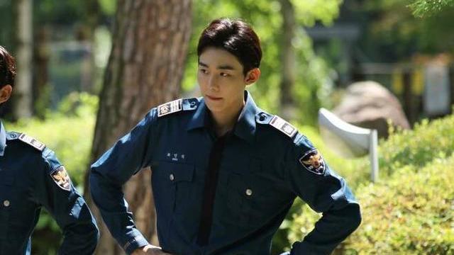 韩国娱乐|韩国娱乐圈一颗即将升起的新星，六年前为了演员梦还在兼职打工！