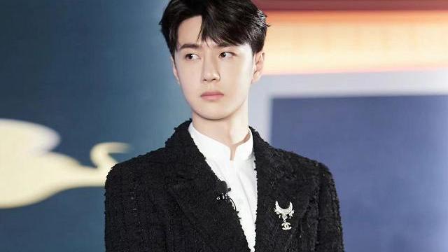 粉色|无论是潮流韩妆还是寡淡素颜，自信才是王一博“红气养人”的利器