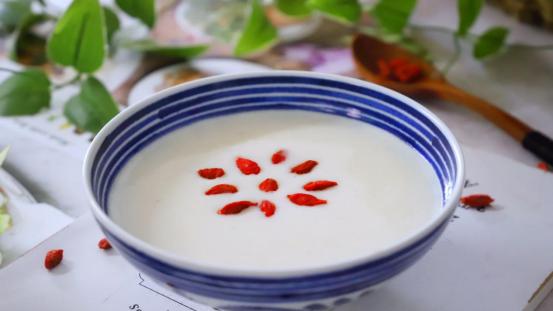 山药|山药百合奶羹，冬天让你的胃里暖暖的，做法简单