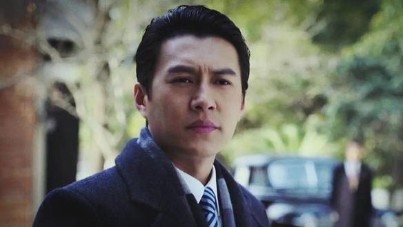 靳东|靳东现身长沙街头吃粉，穿西装打领带坐小马扎，被围观后竖大拇指