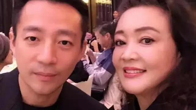 汪小菲|一天内爆出8个瓜，景甜代言被罚影响广，汪小菲被爆出轨亲密照