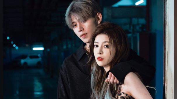 童锦程|童锦程独宠的红丝女人，街边最新写真大片出炉，帅哥美女太养眼了