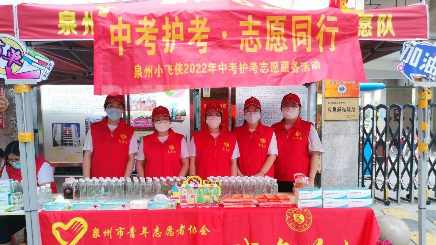 肖战|肖战现身火锅店，胸肌让粉丝们大饱眼福，小飞侠为中考生保驾护航