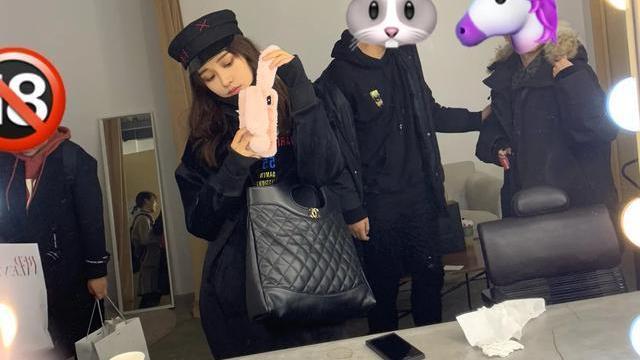 孙怡|孙怡苦恼来例假头疼，脸部浮肿比素颜状态还差，背几十元包不炫富