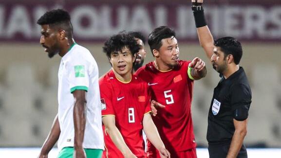 国足|国足令人无语一幕！6秒钟3脚回传，直接从前场回到了颜骏凌脚下