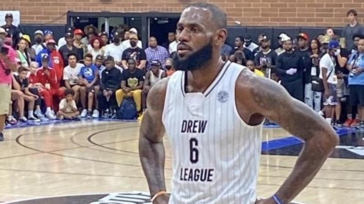 凉山|降维打击！爆砍42分16板，詹姆斯引爆半职业联赛，还有人单场73分