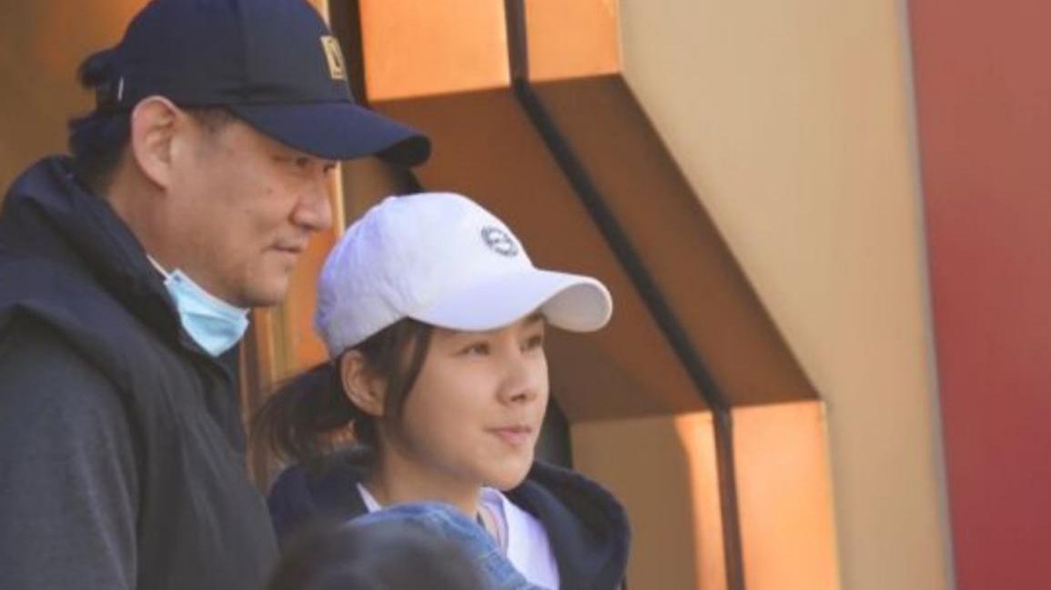 何琳|影后何琳一家低调出游，教授老公高大帅气，塞娅公主素雅状态不错